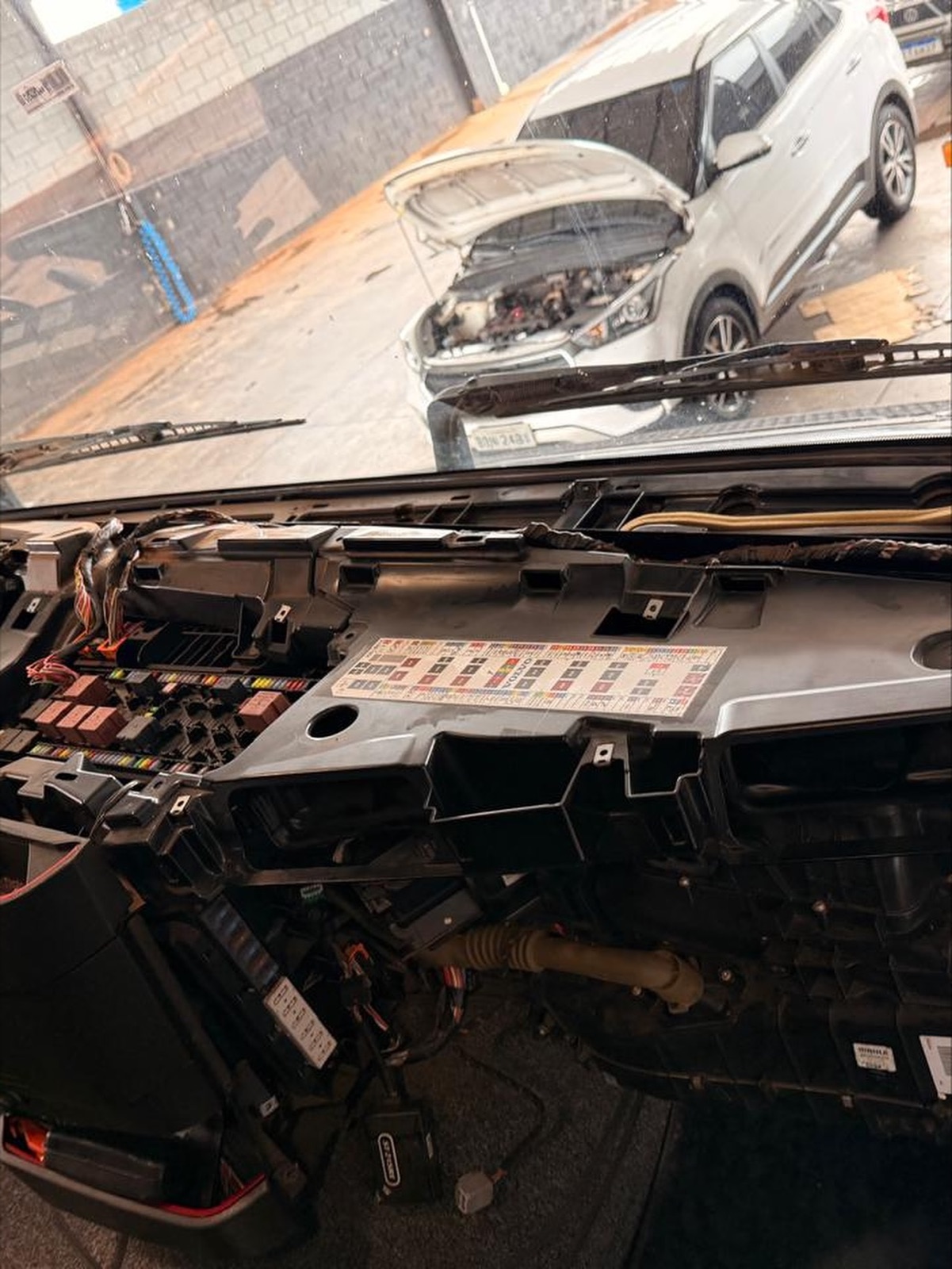 SUV com capô aberto no pátio da Agro AR
