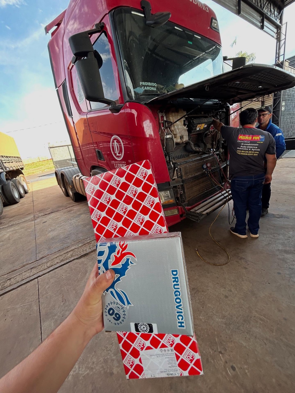 Equipe da Agro AR com caminhão Scania basculado
